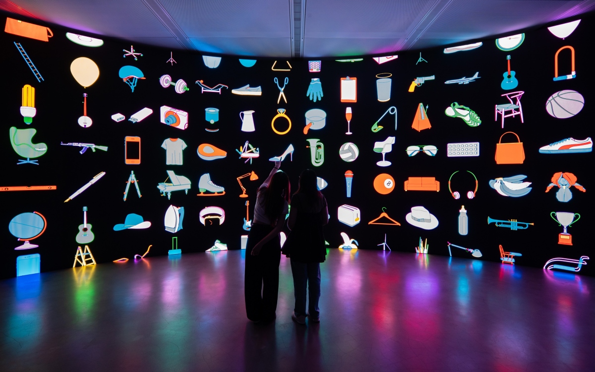 沉浸式數位裝置〈宇宙〉首次跨海於高美館展出，引領觀眾走入藝術家近60年創作生涯的發展軌跡。（攝影：陳李視物，圖片提供：高雄市立美術館）