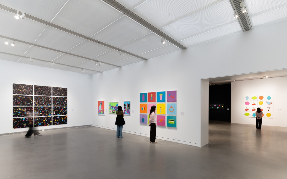 高美館《麥可．克雷格－馬丁：日常・解碼》展間一隅（攝影：陳李視物，圖片提供：高雄市立美術館）