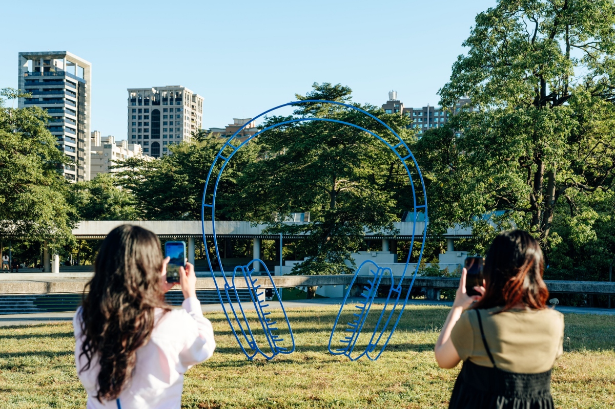 麥可．克雷格－馬丁大型雕塑作品〈耳機（藍色）〉，2020 © Michael Craig-Martin. （攝影：陳李視物，圖片提供：高雄市立美術館）