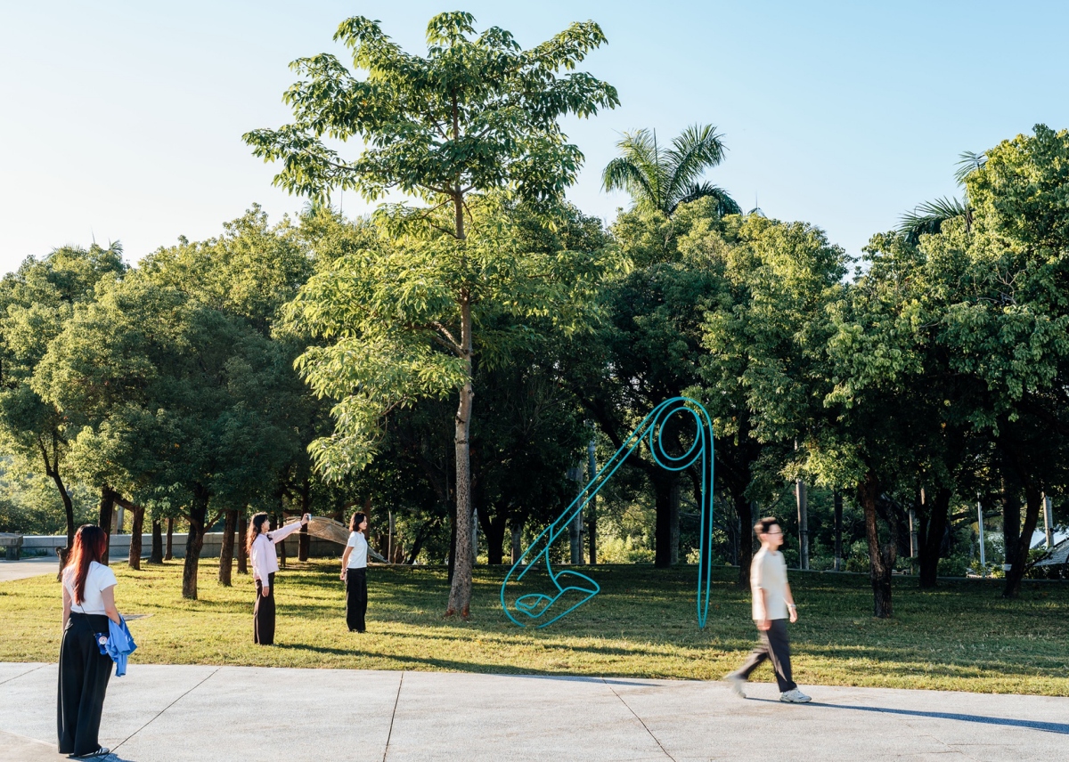 麥可．克雷格－馬丁大型雕塑作品〈安全別針（綠松石色）〉，2024 © Michael Craig-Martin.（攝影：陳李視物，圖片提供：高雄市立美術館）