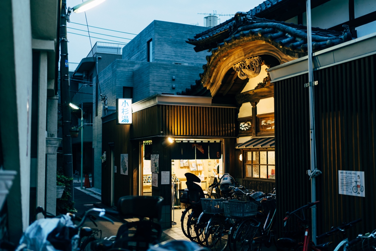 外觀。創立於1933年，完整保留昭和初期神社建築樣式的木造外觀。（圖片提供：小杉湯）