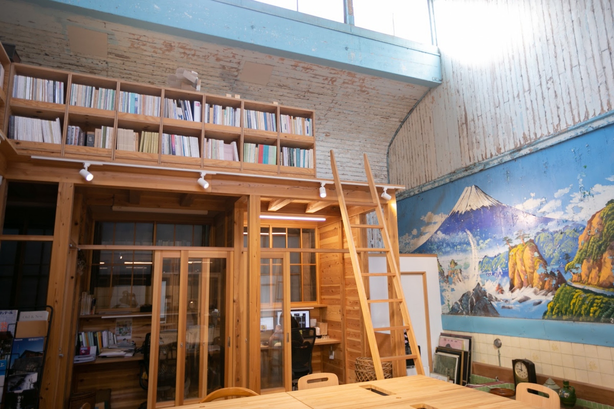 由歷史悠久的錢湯建築改造而成，修復工程盡可能保留深受街坊熟悉的外觀風貌，讓昔日錢湯的韻味延續至今。（圖片提供：レボン快哉湯）