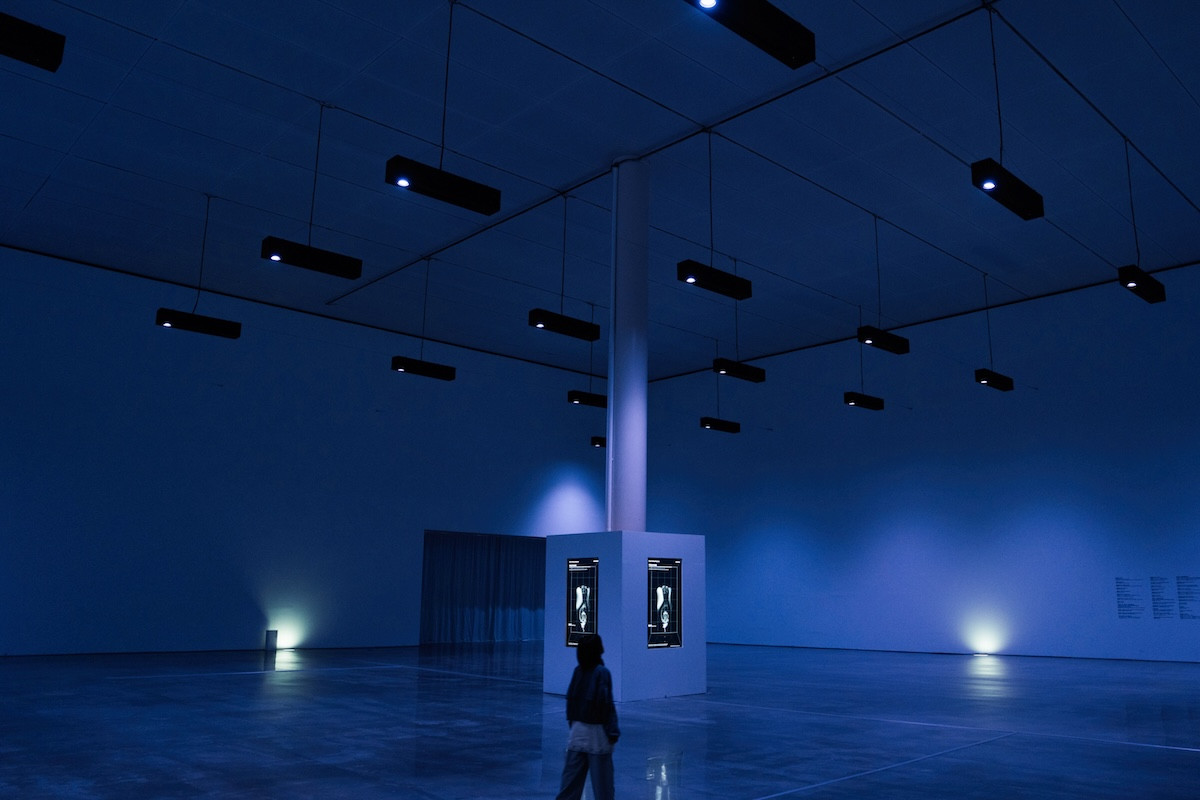真鍋大度個展「關係時態」在中美館！走進AI代理掌控、不停演化的人工生命世界