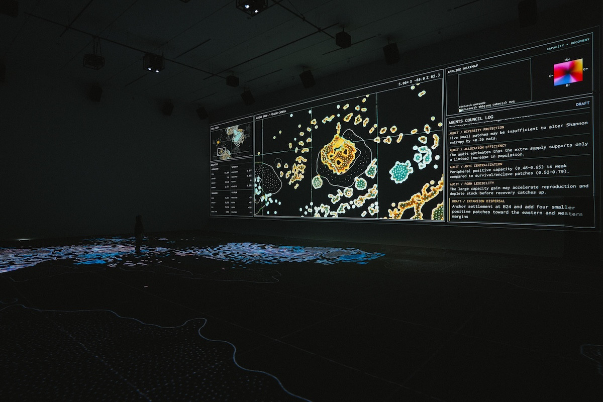 真鍋大度個展「關係時態」在中美館！走進AI代理掌控、不停演化的人工生命世界