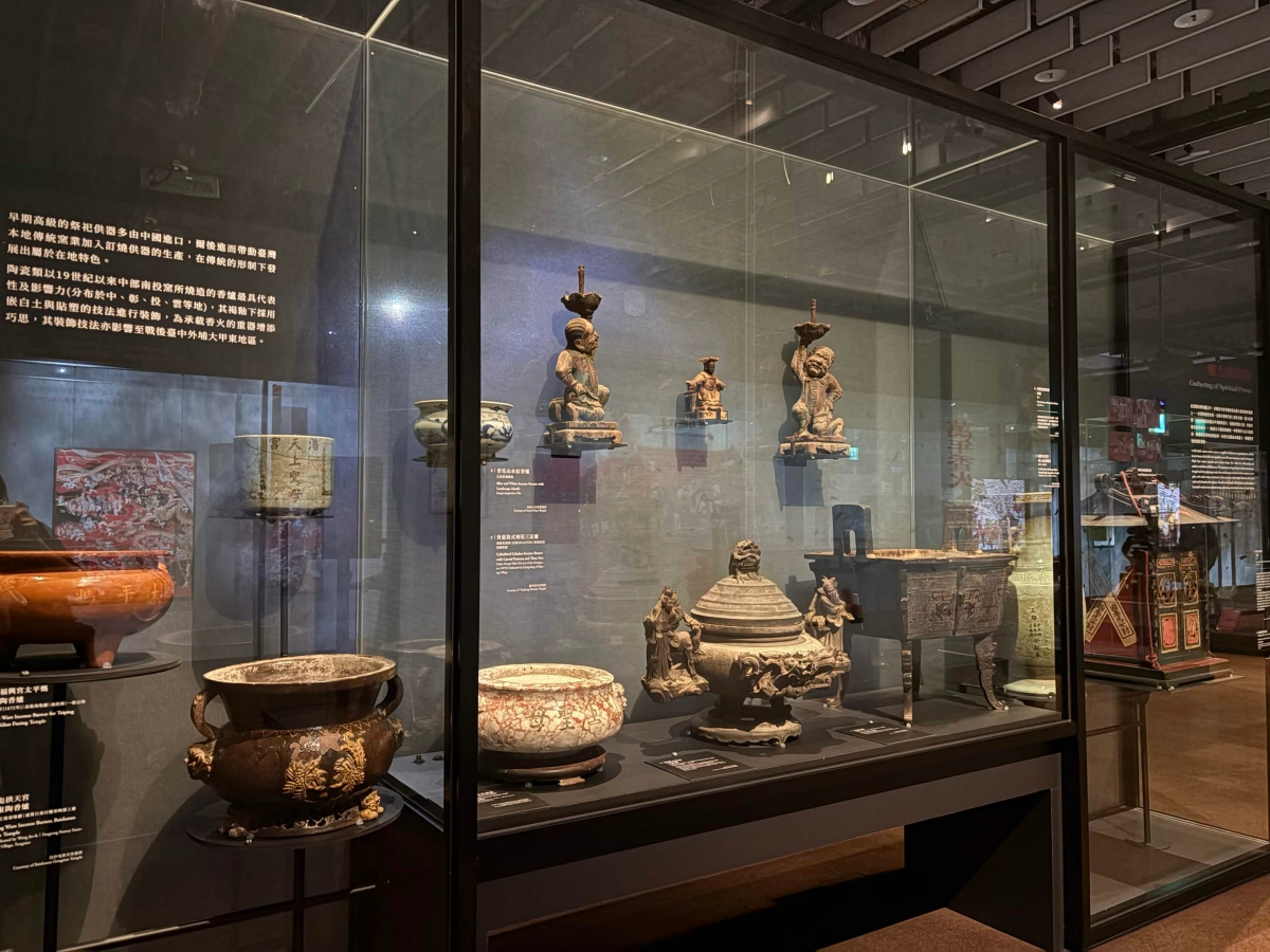 單元四「萬年香火—當靈力鑄化為聖物」展出能承載靈力的有形物件。（圖片提供：臺史博） 