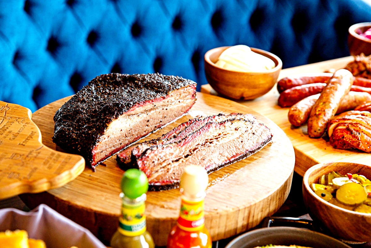INGE’S Bar&Grill 「月圓・開燻」限定客座，Smokin’經典「煙燻牛胸肉」。（圖片提供：台北萬豪酒店）