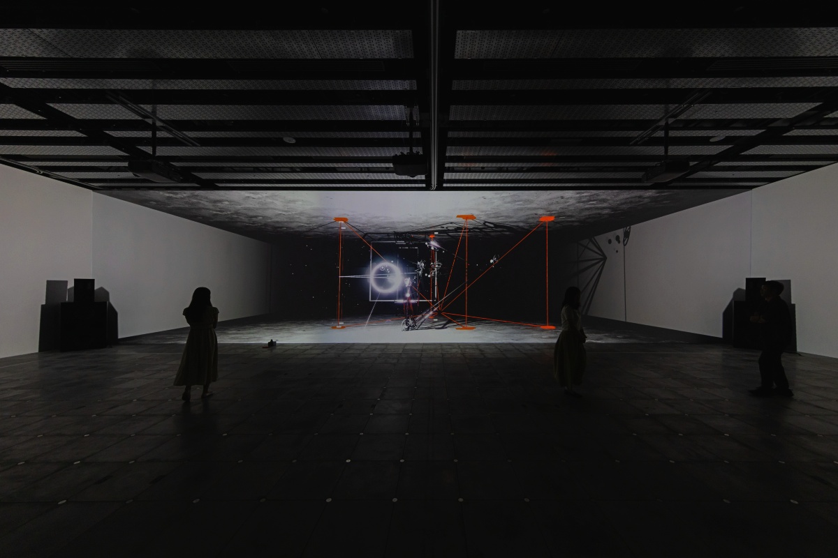 〈PolyNodes Installation Debug Views〉，2024；展出一景：《Continuum Resonance – Daito Manabe New Installation》，VS.，2024。（攝影：Muryo Homma (Rhizomatiks)）