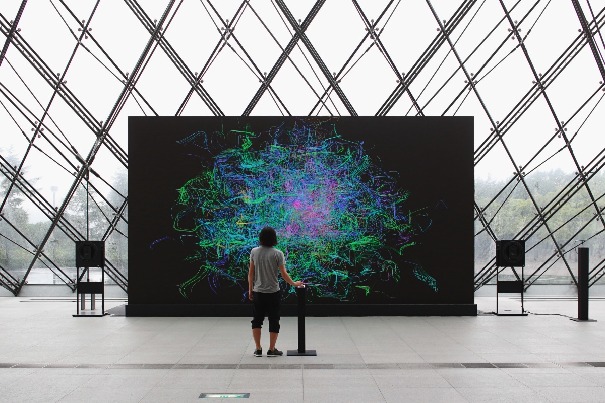 〈Sensing Streams - invisible, inaudible〉由坂本龍一與真鍋大度共同創作，2014 年於札幌國際藝術祭首度發表。（攝影：Keizo Kioku、圖片提供：Sapporo International Art Festival Executive Committee）