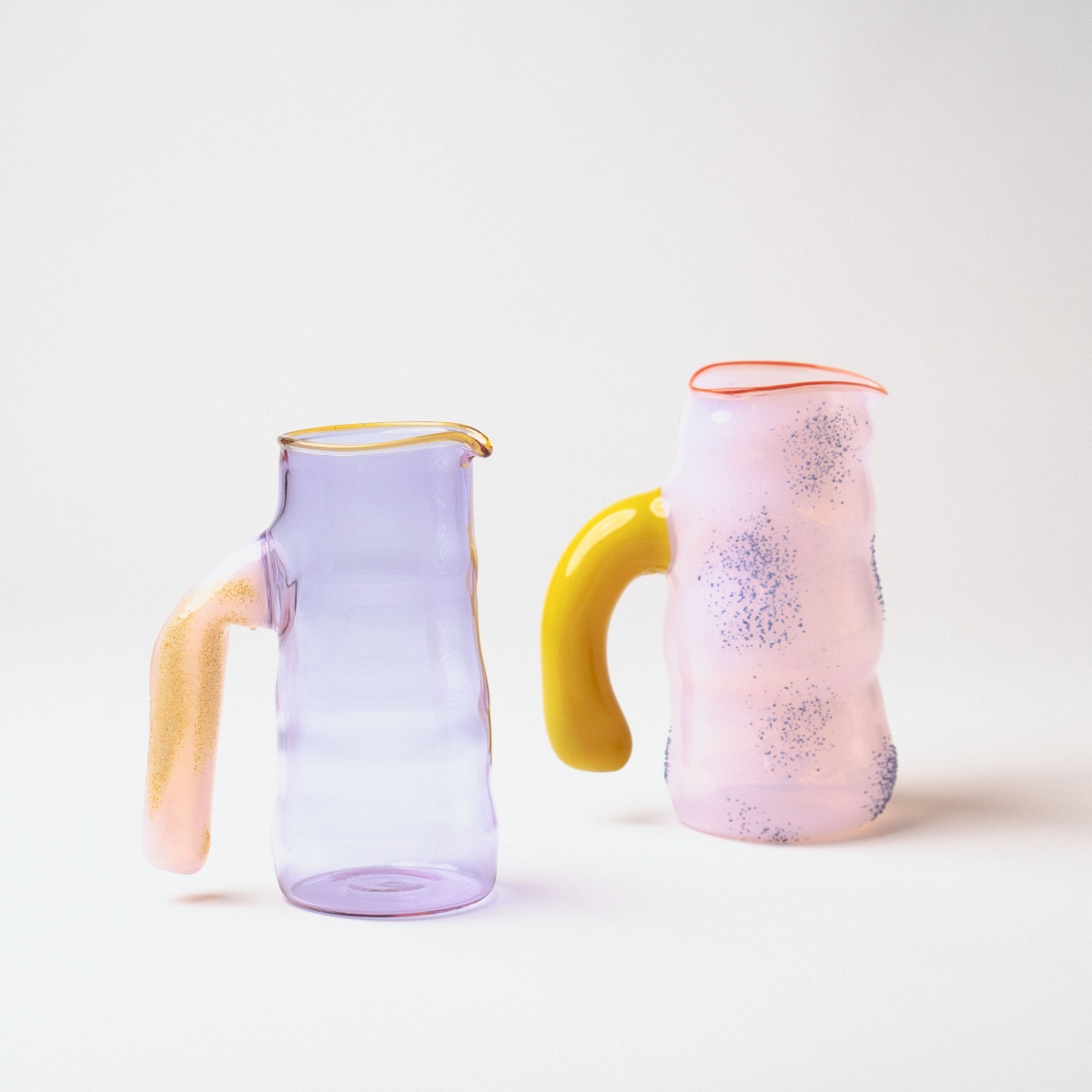 展區並置 Jochen Holz 的藝術創作：此為 HAY 設計的 Jug 水壺系列（圖片提供：春池玻璃）