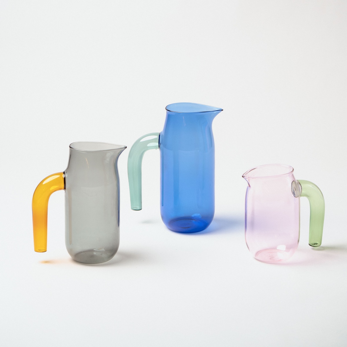 呈現玻璃從獨件作品走入日常器物的不同樣貌，探索藝術與實用、作品與商品之間的關係。（圖片提供：春池玻璃）