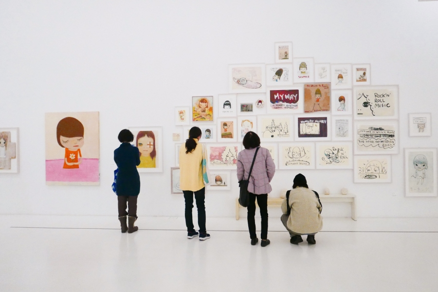 奈良美智2023年回到家鄉的青森縣立美術館舉辦大型個展。本圖為「NO WAR」主題展區風景（攝影：Adela Cheng）