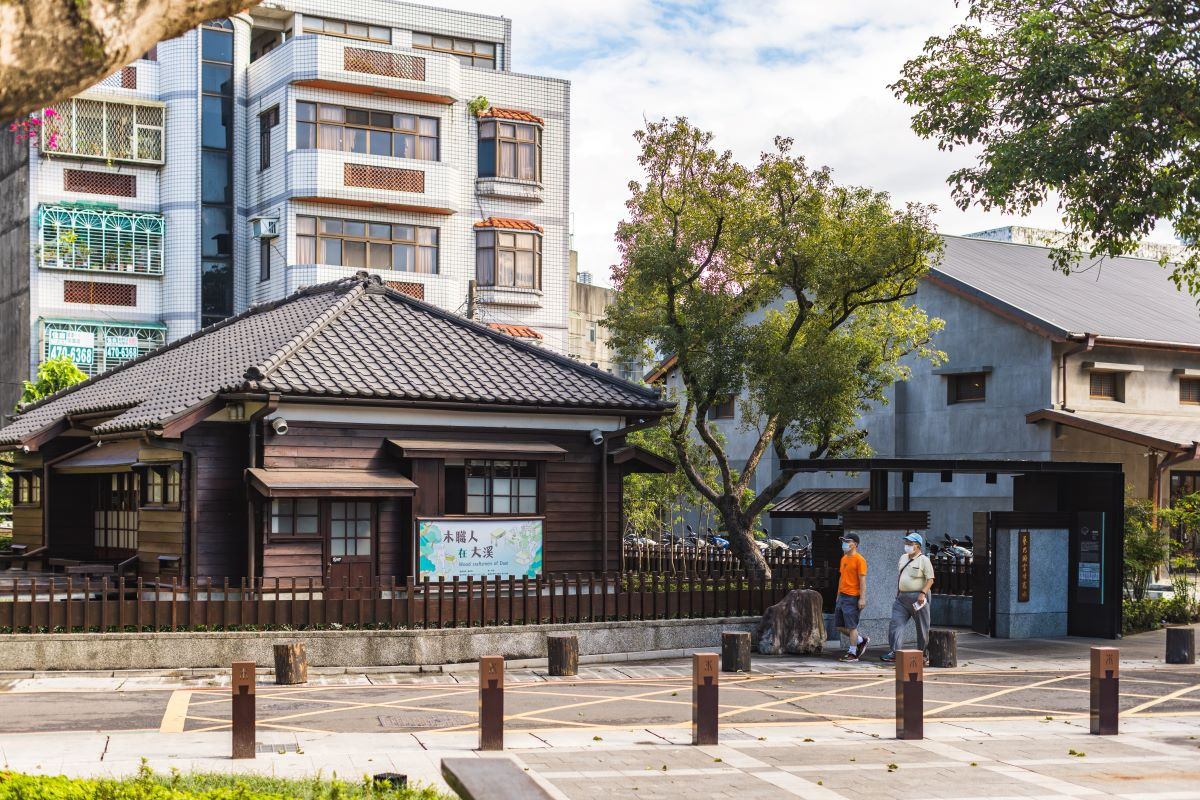 桃園市立大溪木藝生態博物館多間館舍與木工藝相關，包含工藝基地、藝師館、工藝交流館、工藝生活式等，分別有不同功能，像是展覽、供木藝匠師進駐、木藝品販售等。（照片由桃園市立大溪木藝生態博物館提供）