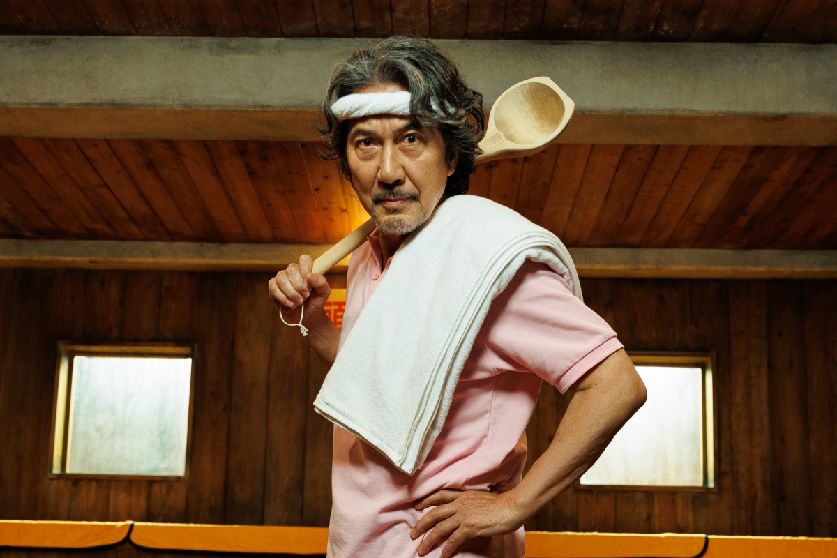 本劇中，無論是在三溫暖擔任熱波師、在時代劇中飾演被砍倒的配角、穿上白袍飾演醫師，甚至是扮演溺水屍體，高瀨川都努力完成被賦予的角色。（圖片提供：Netflix ）