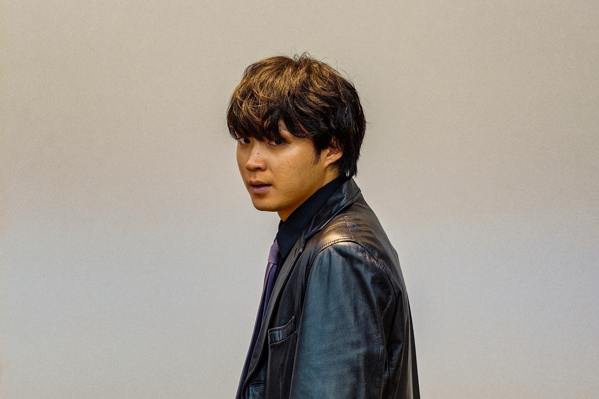 在《極度不妥！》有精彩演出的磯村勇斗，這次飾演劇團「威士忌酒心巧克力」中演出風格奔放不羈的演員。（圖片提供：Netflix ）