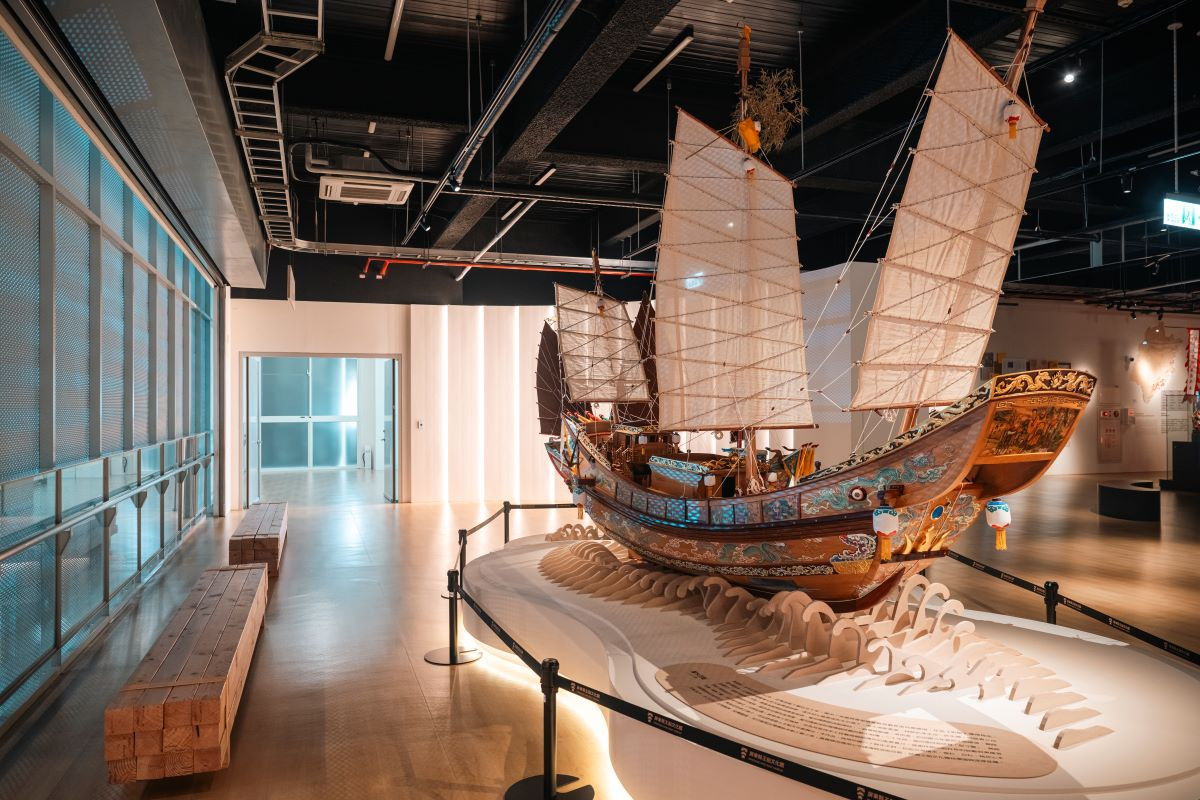 館內展出的傳統仿古福船型制王船，設有前、中、後三支桅桿與完整的航行結構。（圖片來源：《生活工藝誌》第十四期）