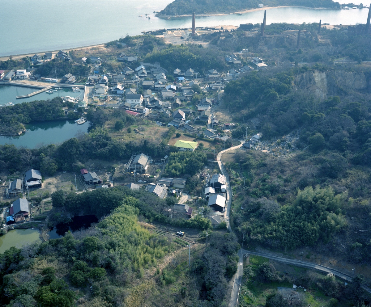 日本犬島村落空拍全景，妹島和世負責「家計畫」建築設計，使觀者、藝術作品與島上風景形成一個整體。（圖片來源：SANAA建築師事務所；攝影：Takashi Homma）