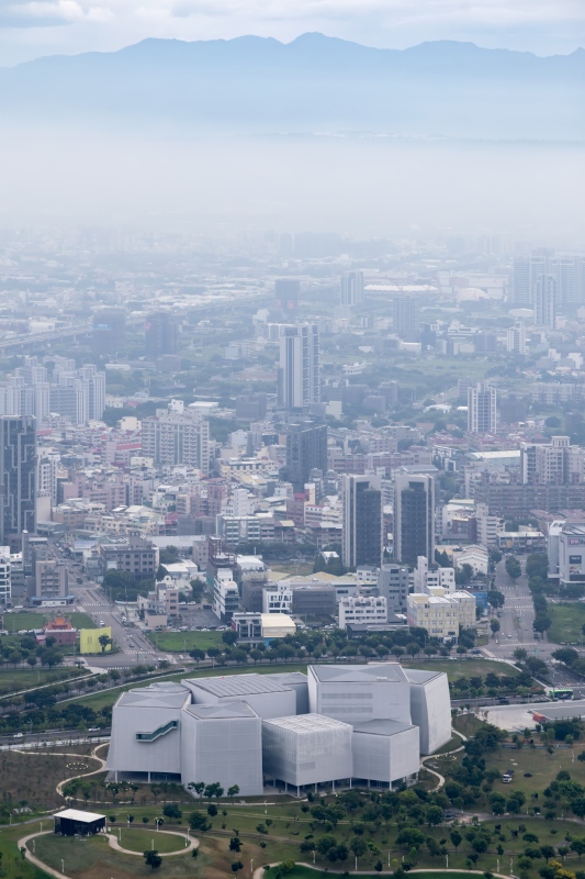 臺灣臺中綠美圖建築與周圍環境空拍全景。（圖片提供：臺中市立美術館；攝影：Iwan Baan）
