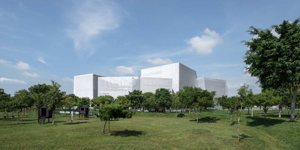 臺灣臺中綠美圖建築外觀。（圖片提供：臺中市立美術館；攝影：YHLAA李易暹）
