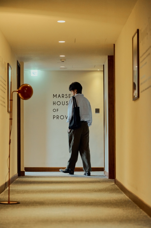 光的展演也延伸至十一樓廊道，透過小型展覽串連公共空間與主題客房。（圖片提供：天下南隅）